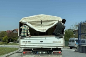 Şehrin göbeğinde kamyonet kasasında çocukların tehlikeli yolculuğu
