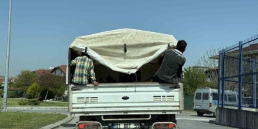 Şehrin göbeğinde kamyonet kasasında çocukların tehlikeli yolculuğu