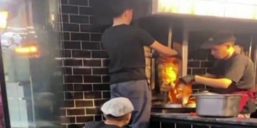 Pişmiş dönerin üzerine çiğ tavuk eklerken cep telefonu kamerası ile kaydedildi