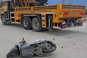 Vinç ile çarpışan motosiklet sürücüsü yaralandı
