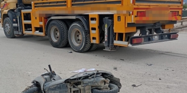 Vinç ile çarpışan motosiklet sürücüsü yaralandı