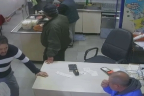 Kalp krizi geçiren vatandaş yardım istemek için kıraathaneye sığındı... O anlar kamerada