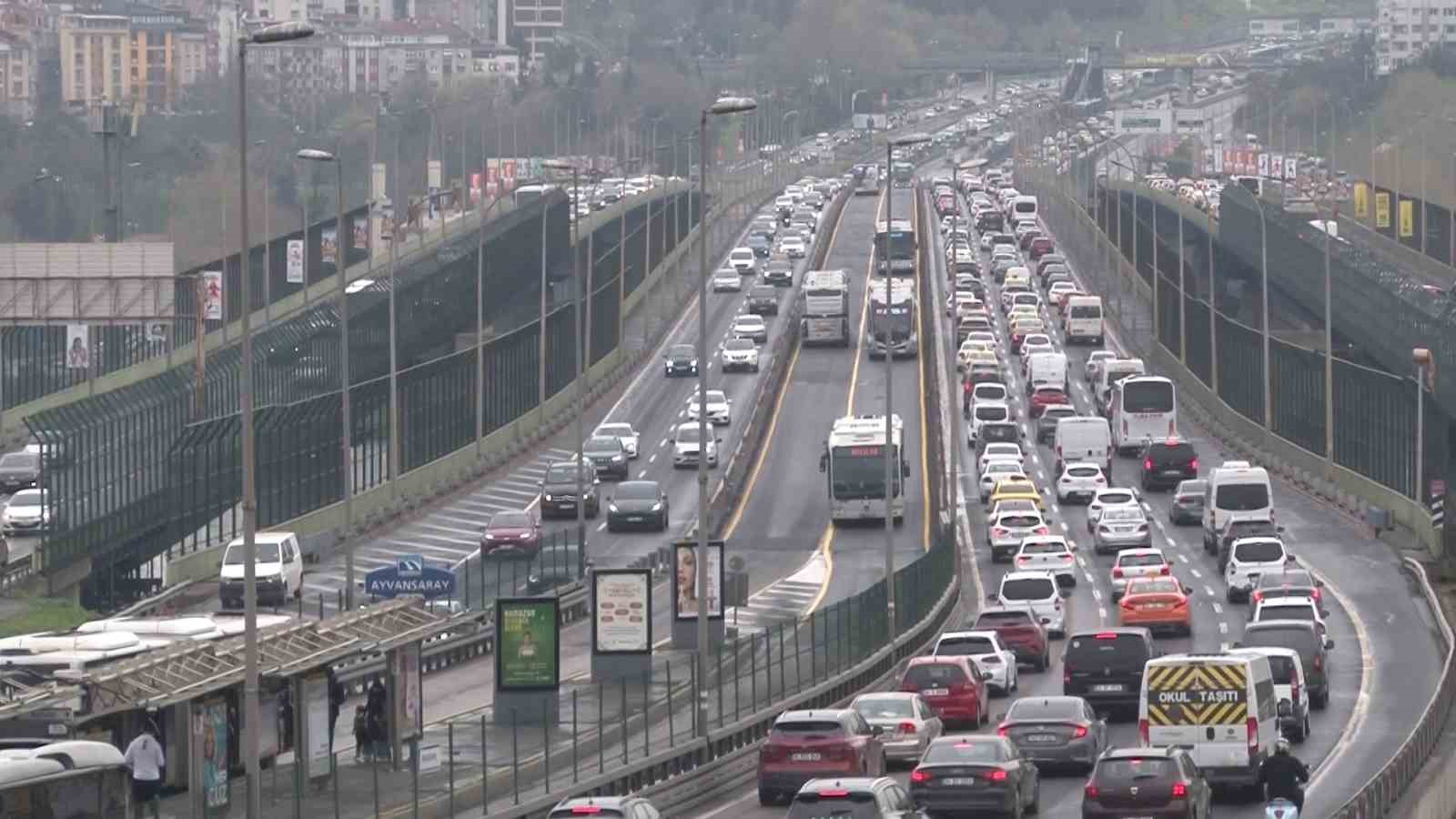 Bayramın üçüncü gününde İstanbul’da trafik yoğunluğu yaşanıyor