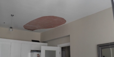 Ütü yapan kadının başına bir anda tavan düştü