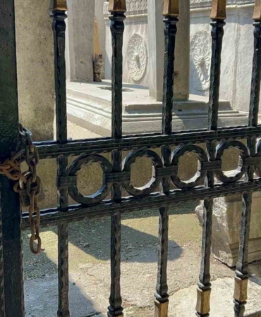 Şehzadebaşı Camii haziresi eski günlerine dönmeyi bekliyor