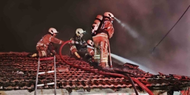 Sarıyer’de hurda deposundan çıkan yangın gecekondulara sıçradı