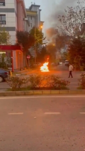 Pendik’te alev alan otomobil bomba gibi patladı