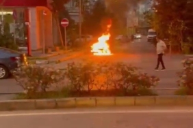 Pendik’te alev alan otomobil bomba gibi patladı