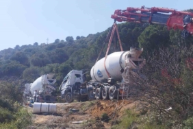 Beton mikseri yan yattı, sürücü ağır yaralandı