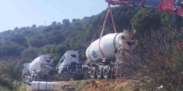 Beton mikseri yan yattı, sürücü ağır yaralandı