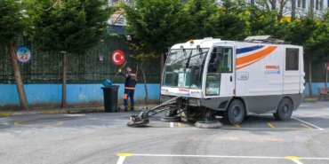 Esenyurt’ta okul bahçelerinin temizlik çalışması sürüyor
