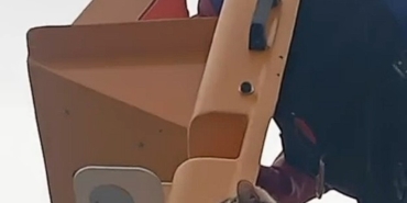 Elektrik direğinde mahsur kalan kedi kurtarıldı