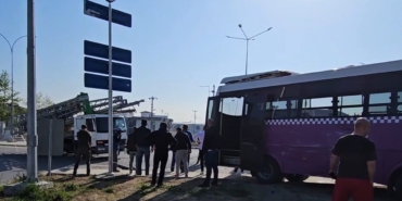 Ehliyetsiz sürücü kullandığı kamyonla özel halk otobüsüne çarptı