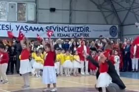 23 Nisan’da yürekleri ısıtan anlar: Bursa’da bir öğretmen, özel eğitim sınıfındaki öğrencisini yalnız bırakmadı