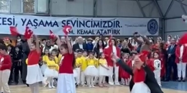 23 Nisan’da yürekleri ısıtan anlar: Bursa’da bir öğretmen, özel eğitim sınıfındaki öğrencisini yalnız bırakmadı