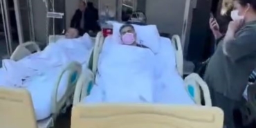 Depremin ardından hastalar sedyelerle tahliye edildi