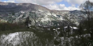 Yeşilin karla buluşması kartpostallık görüntüler sundu