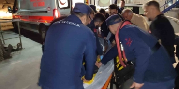 Çanakkale’de göğüs kafesi kemiği kırığı tanısı konulan hasta Sahil Güvenlik ekiplerince tahliye edildi