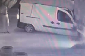 Tırın altına giren araçtan kendi imkanlarıyla böyle çıktı