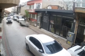 Otomobiliyle park halindeki araçlara çarpan şahıs kameralara yansıdı