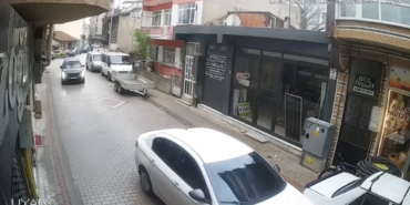 Otomobiliyle park halindeki araçlara çarpan şahıs kameralara yansıdı