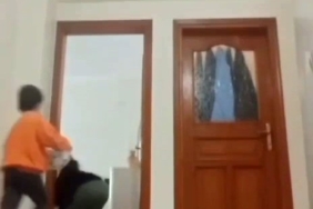 Depreme evde oyun oynarken yakalanan çocukların korku dolu anları kamerada