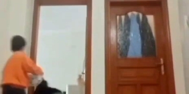 Depreme evde oyun oynarken yakalanan çocukların korku dolu anları kamerada