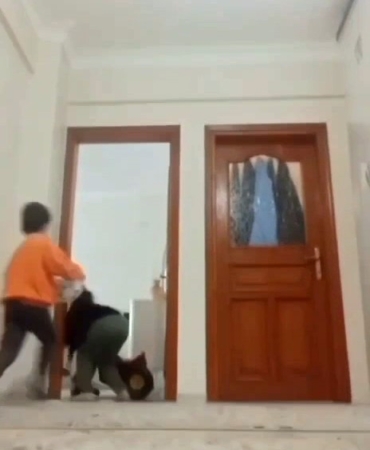 Depreme evde oyun oynarken yakalanan çocukların korku dolu anları kamerada