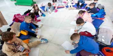 ‘Resimlerden Resim Beğen Sergisi’ne miniklerden ziyaret