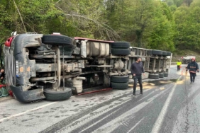 D-140’da tır devrildi: 1 yaralı