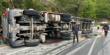 D-140’da tır devrildi: 1 yaralı