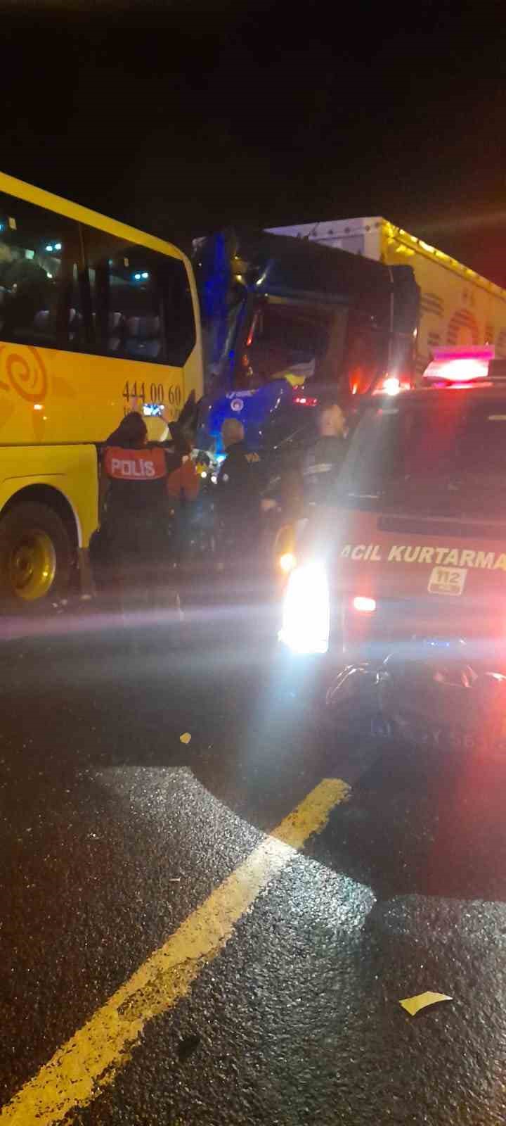Bilecik’te öğrenci taşıyan otobüse arkadan tır çarptı; 18 kişi yaralandı