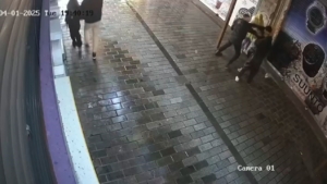 Beyoğlu’nda hareketli dakikalar: Kadına şiddet uygulayan şahsa bekçi müdahalesi