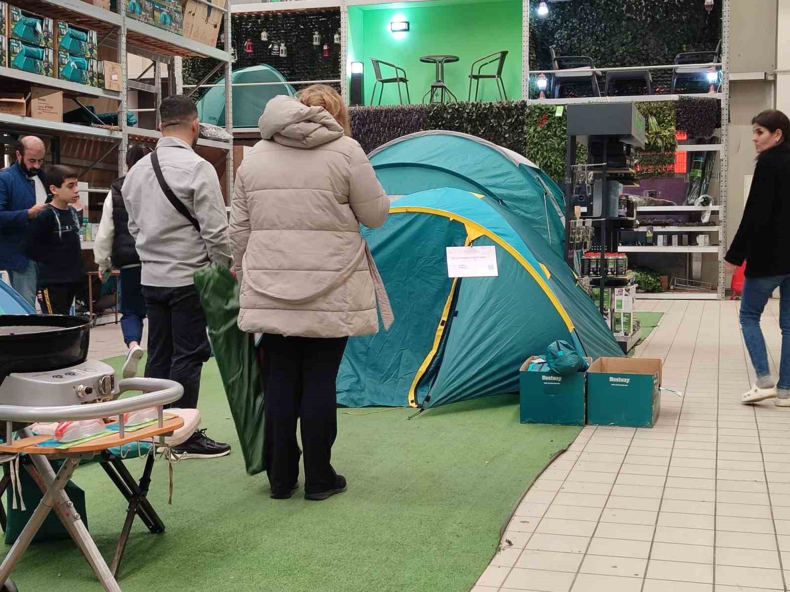 İstanbul’da vatandaşlar çadır satış yerlerine akın etti