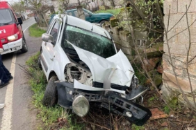 Balıkesir’de şarampole uçan otomobilin sürücüsü yaralandı