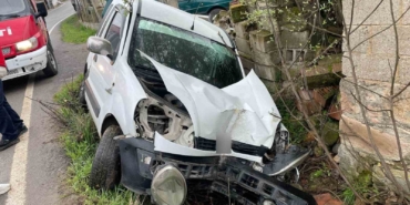 Balıkesir’de şarampole uçan otomobilin sürücüsü yaralandı