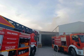 Burhaniye’de marangoz atölyesi alevlere teslim oldu