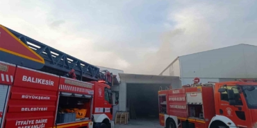 Burhaniye’de marangoz atölyesi alevlere teslim oldu