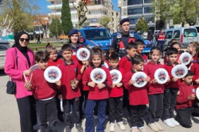 Yalova’da sokak kedilerini harçlıklarıyla besliyorlar