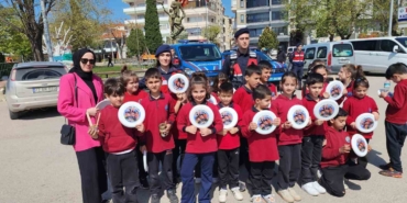 Yalova’da sokak kedilerini harçlıklarıyla besliyorlar