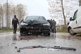 Lüks otomobil, hafif ticari araca çarptı, 2 kişi yaralandı: Kaza anı kamerada