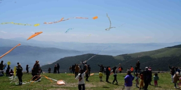 Uçurtmalar, gökyüzünü renklendirdi