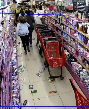 Avcılar’da züccaciye dükkanındaki panik anları kamerada