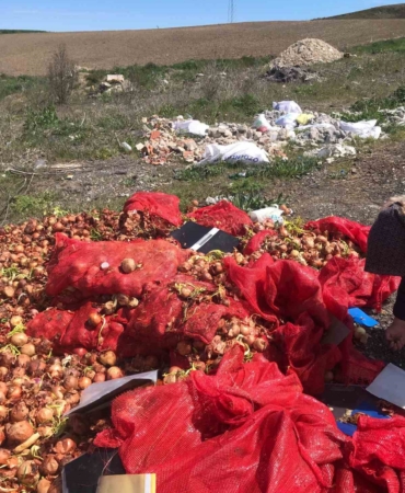 Yol kenarına dökülen soğanlara vatandaşlardan tepki