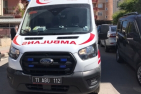 Otomobil yayanın ayağının üzerinden geçti