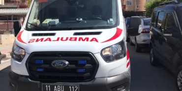 Otomobil yayanın ayağının üzerinden geçti