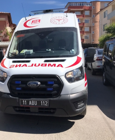 Otomobil yayanın ayağının üzerinden geçti