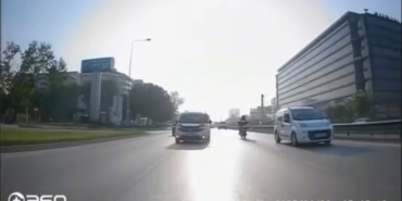 Makas atarak trafiği tehlikeye sokan otomobil kamerada