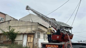 Başakşehir’de tadilat yapılan çatı alev alev yandı