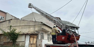 Başakşehir’de tadilat yapılan çatı alev alev yandı